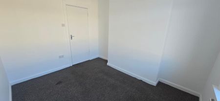3 bedroom flat to rent - Photo 4