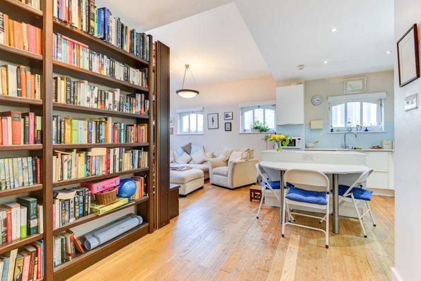 3 bedroom mews to rent - Photo 1