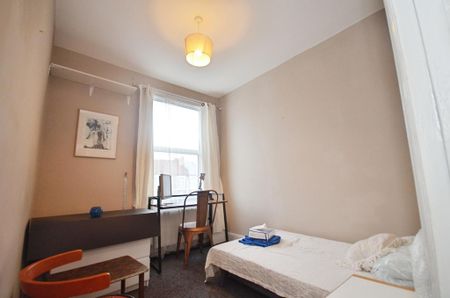 4 bedroom semi-detached house to rent - Photo 2