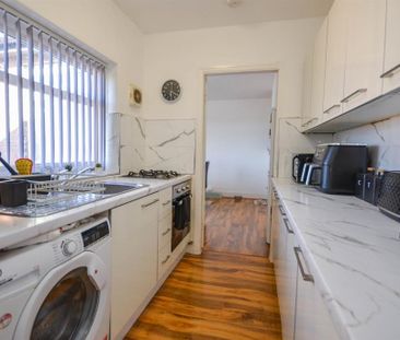 3 bedroom flat to rent - Photo 3