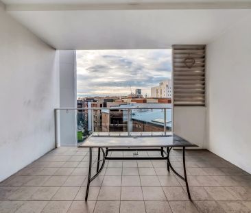 Spacious split-level apartment with skyline views - Photo 4