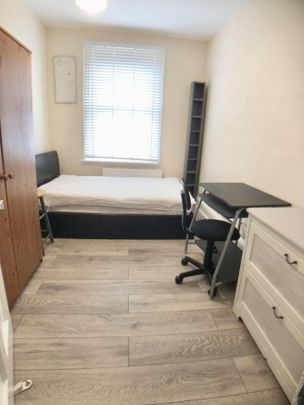 4 bedroom flat to rent - Photo 1