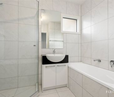 Perfect Townhouse - Stones Throw to Burwood One Shopping Centre - Photo 6