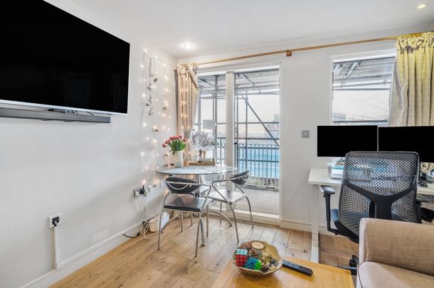 Flat to rent - Seren Park Gardens, London, SE3 - Photo 1
