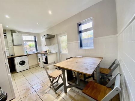 4 bedroom private hall to rent - Photo 5