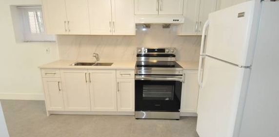 For Rent: 2 Bedroom near Skytrain **** - Photo 2