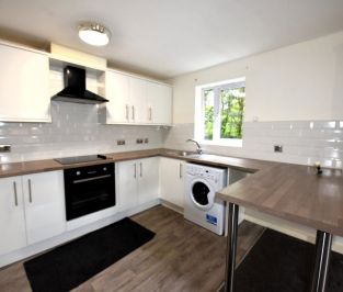 2 bedroom Flat in Flat 10, Leeds - Photo 6