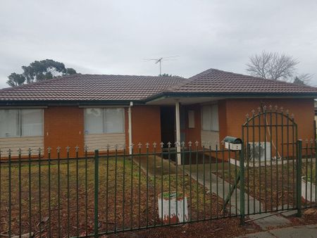 2 Dartmoor Court, Meadow Heights, VIC 3048 - Photo 3