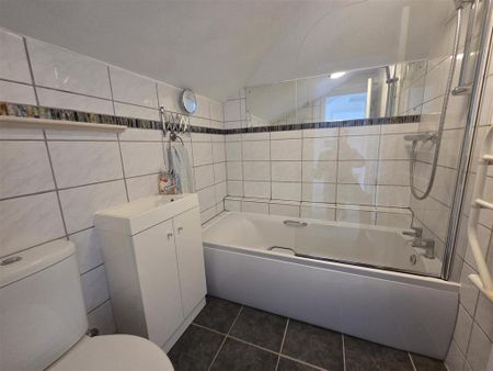 2 bedroom end of terrace house to rent - Photo 4