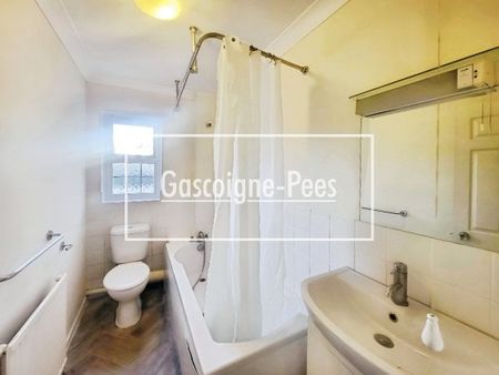 Caesars Court - Surrey - Photo 4