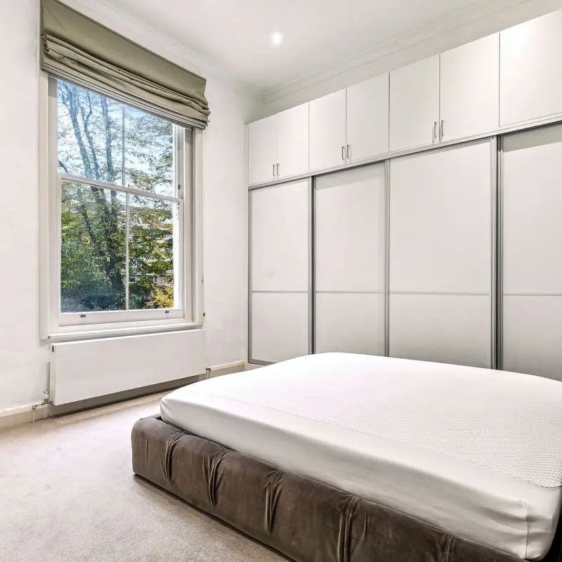 2 bedroom flat in London - Photo 1