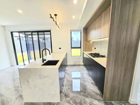 “Brand New Home Defines Luxury Living !” - Photo 2