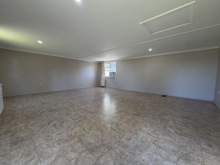 Spacious Family Home + Separate Studio Bedroom - Photo 2