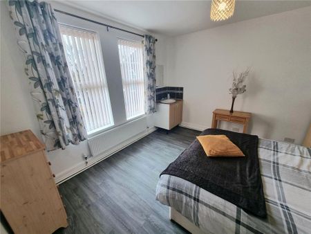 1 bedroom in a house share to rent - Photo 4