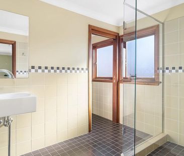 Elegant Family Home with Period Charm, Spacious Living & Private Ga... - Photo 6