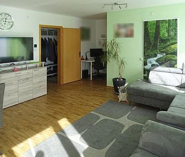 Großzügige Dachgeschosswohnung mit Balkon und schöner Aussicht! - Photo 1