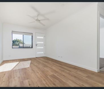 Modern living awaits in Holland Park! - Photo 2