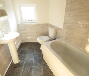 2 bedroom end of terrace house to rent - Photo 2