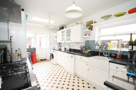 4 bedroom detached house to rent - Photo 4