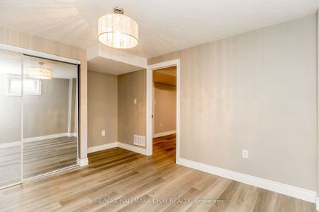 Detached Home For Lease | S8079688 - Photo 2