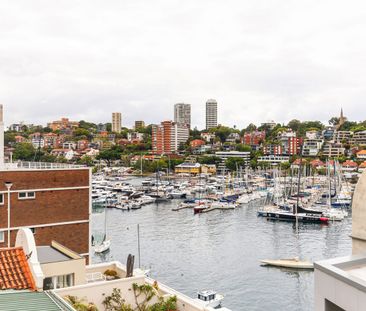 Direct waterfront top floor corner apartment - Photo 4