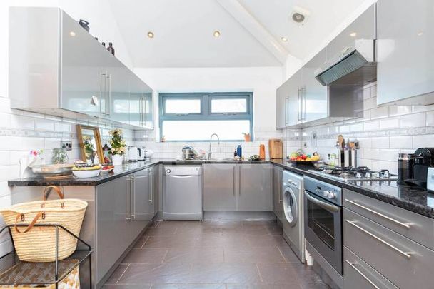 Large studio space with balcony and roof terrace in the heart of Bethnal Green - Photo 1