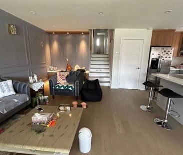 Detached Home For Lease | W9239330 - Photo 4