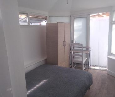 1 bedroom in a house share to rent - Photo 4