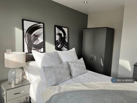 1 bedroom in a house share to rent - Photo 2