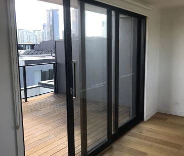 “Contemporary Luxury Townhouse with city views at Port Melbourne” - Photo 3