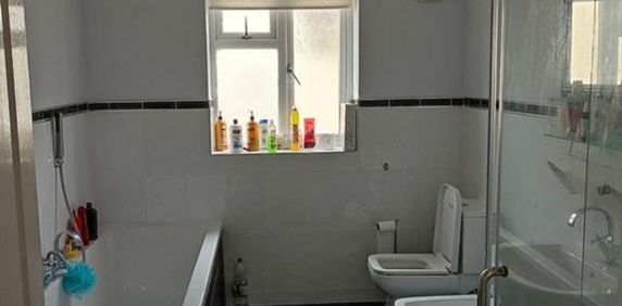 1 bedroom in a house share to rent - Photo 2