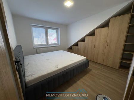 Pronájem plně vybaveného podkrovního bytu 2+kk v centru Znojma - Fotografie 4