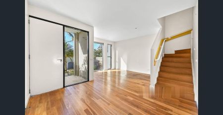 Beach Property 4 Bedroom Petfriendly 1min walk to train station, Aldi & shops - Photo 2