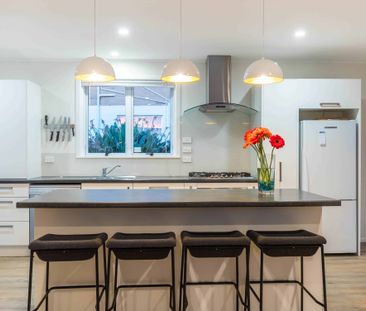 Stunning Mt Wellington Three Bed - Photo 3