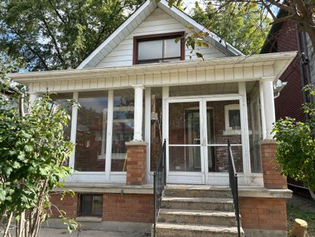For Lease - 33 Royal York Road, Toronto, Ontario - Photo 2