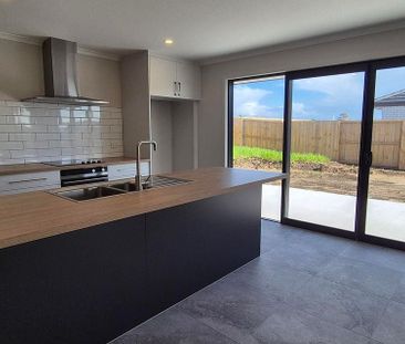 Stylish 4BR Home in One Tree Point - Photo 4
