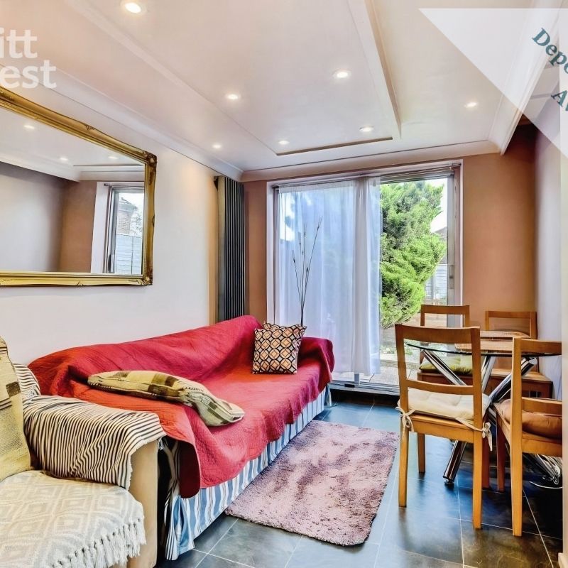 4 bedroom end of terrace house to rent - Photo 1