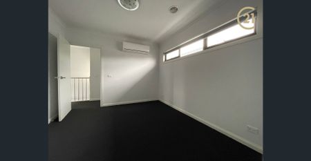 BEAUTIFUL, MODERN & SPACIOUS TOWNHOUSE! - Photo 3