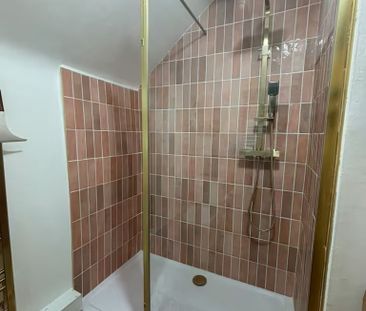 2 bedroom mid terrace to let - Photo 1