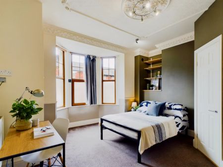 6 Bedroom House - Photo 3