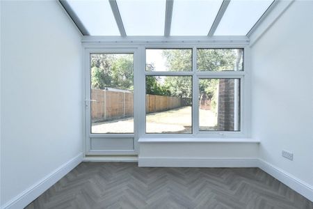 Well presented 3 bedroom semi-detached house situated to the north of the city offering a short commute to the Science Park and Cambridge north railway station. Driveway parking for 2 cars. GCH. Unfurnished. - Photo 2