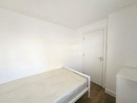 High Street, London - Photo 4