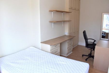 1 bedroom in a house share to rent - Photo 2