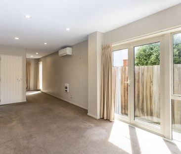 Lovely 3 bedroom townhouse with great parking options! - Photo 6