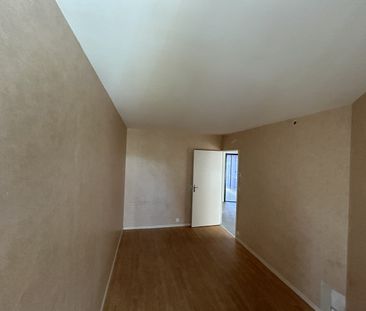 Location Appartement 3 pièces 64 m² Saint-Benoît-du-Sault - Photo 2