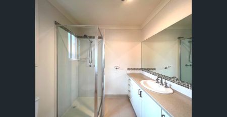 🏡 Spacious 4-Bedroom Family Home in South Morang - Photo 4