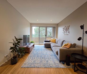 Beautifully Presented 2 Bedroom Apartment in Prime Location - Photo 1