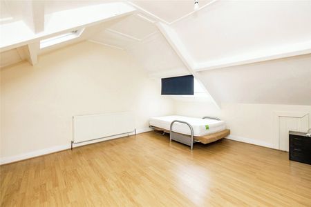 4 Bedroom Terraced - Photo 3