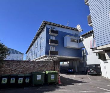 Spacious Two-Bedroom City-Fringe Apartment with Two Car Parks - Photo 3