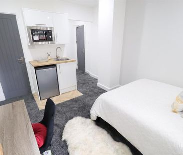 1 bedroom in a house share to rent - Photo 3